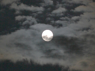 月にかかる雲