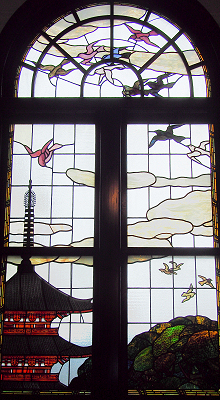鳩山会館内のステンドグラス