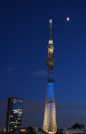 東京スカイツリーの七夕特別ライティング「夜空」と半月