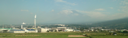 東海道新幹線から富士山を望む