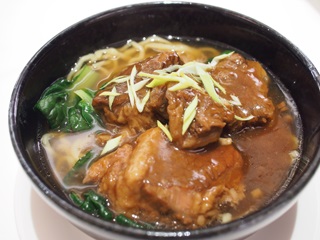 柱候醤風味の牛バラ肉のつゆ麺