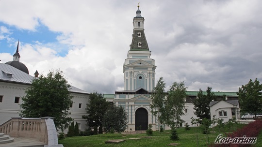 トロイツェ・セルギエフ大修道院内の建物