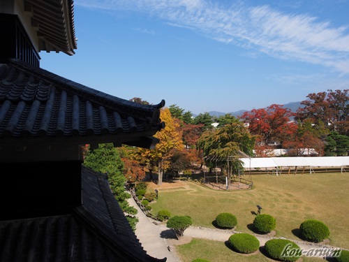松本城内から本丸庭園内の眺め
