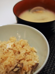 炊き込みご飯とアサリの味噌汁