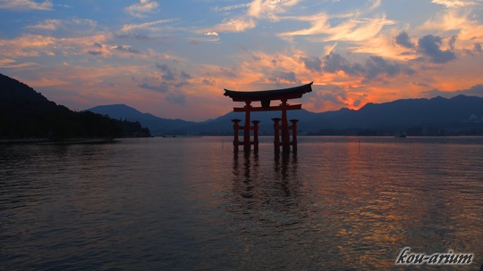 厳島神社の鳥居に沈む夕日