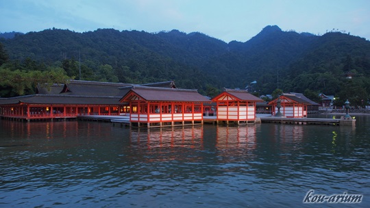 日没で浮かび上がる厳島神社