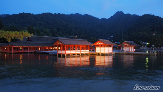 日没で浮かび上がる厳島神社