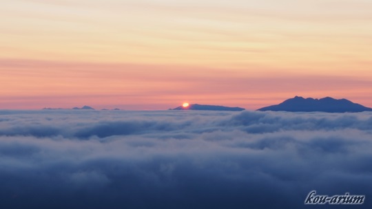 明け方の津別峠展望施設から眺めた雲海と日の出