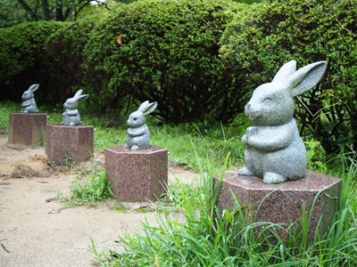 ウサギの石像