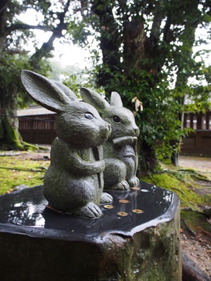 ウサギの石像