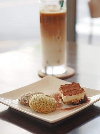 Café Reiseのカフェラテとクッキー・ティラミス