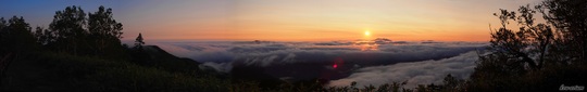 明け方の津別峠展望施設から眺めた雲海と日の出